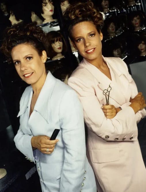 Ancienne photo de coiffure de Joanne et Carole en 1995